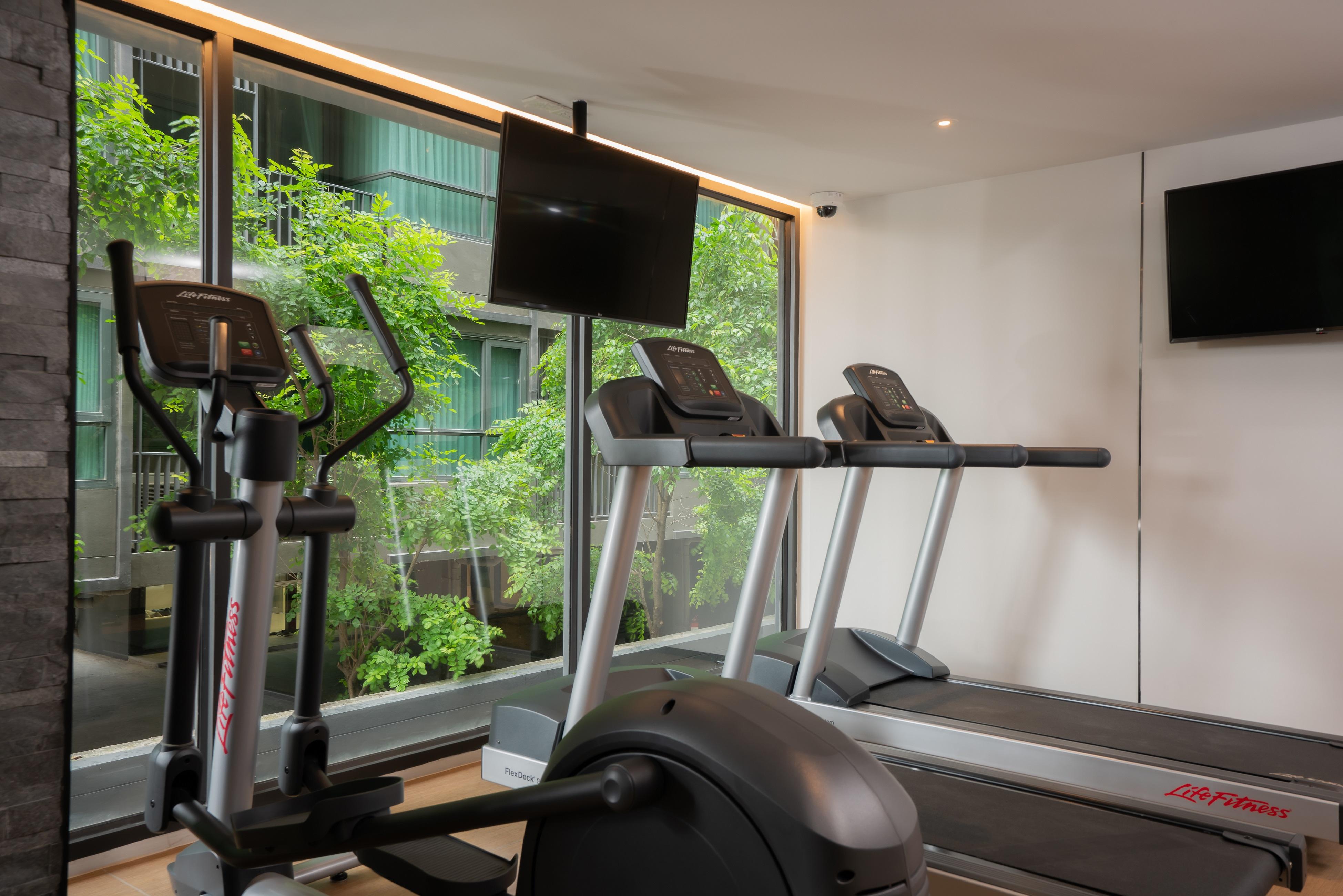 Best Western Premier Bayphere Pattaya - SHA Extra Plus Na Chom Thian Exterior foto The gym at the hotel