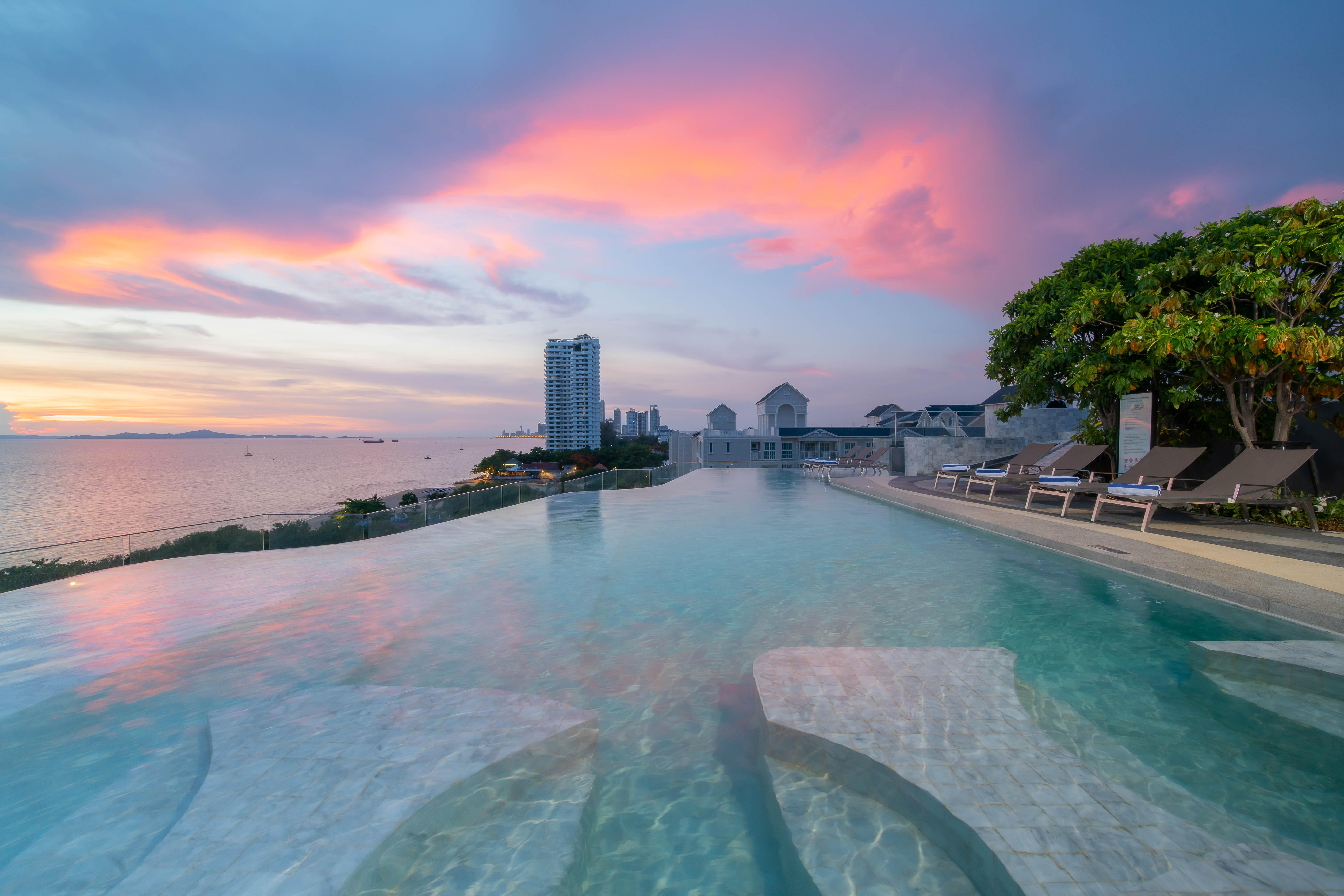 Best Western Premier Bayphere Pattaya - SHA Extra Plus Na Chom Thian Exterior foto Infinity pool at the InterContinental Hotel, Pattaya, Thailand